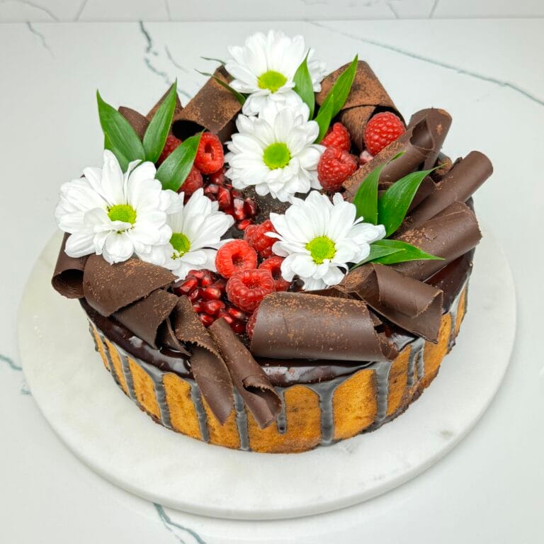 Zdjęcie przedstawia sernik z ciemną czekoladą możliwy do zamówienia przez sklep cukierni Bezownia znajdującej się w Warszawie, ul. F. Joliot-Curie 11