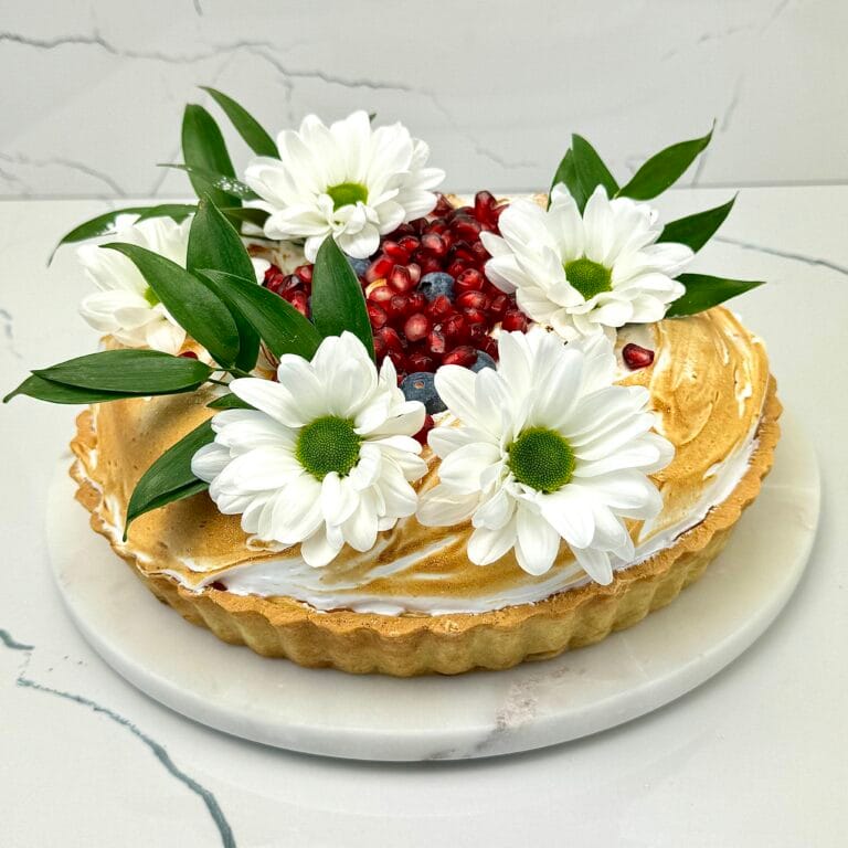 Zdjęcie tarty cytrynowej - możliwa do zamówienia przez sklep cukierni Bezownia znajdującej się w Warszawie, ul. F. Joliot-Curie 11