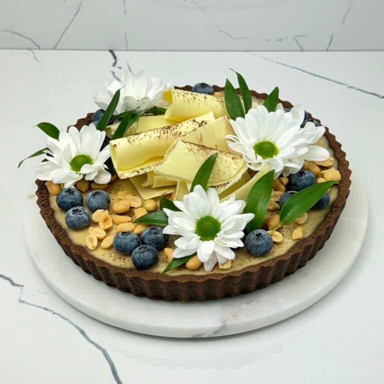 Zdjęcie tarty fistaszkowej - możliwa do zamówienia przez sklep cukierni Bezownia znajdującej się w Warszawie, ul. F. Joliot-Curie 11