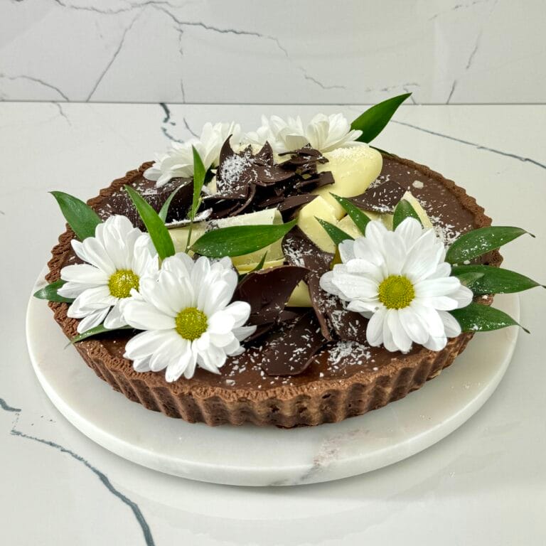 Zdjęcie tarty kokosowej - możliwa do zamówienia przez sklep cukierni Bezownia znajdującej się w Warszawie, ul. F. Joliot-Curie 11