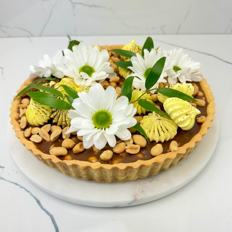 Zdjęcie tarty ze słonym karmelem - możliwa do zamówienia przez sklep cukierni Bezownia znajdującej się w Warszawie, ul. F. Joliot-Curie 11