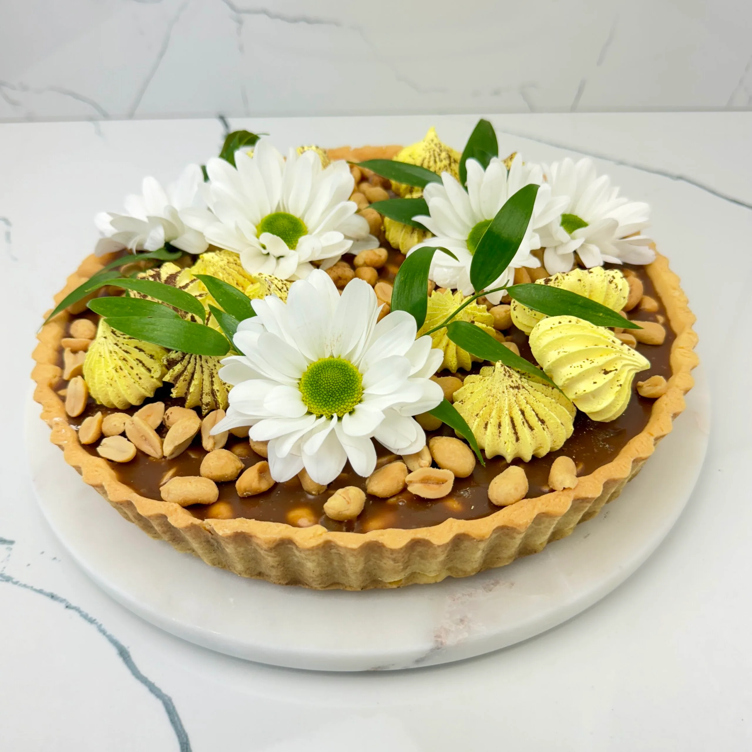 Zdjęcie tarty ze słonym karmelem - możliwa do zamówienia przez sklep cukierni Bezownia znajdującej się w Warszawie, ul. F. Joliot-Curie 11