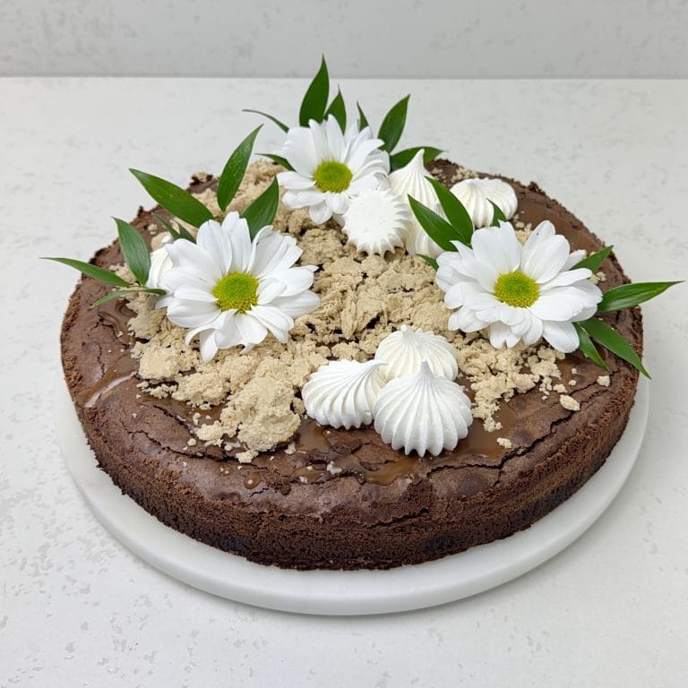 Zdjęcie ciasta czekoladowego z chałwą - możliwe do zamówienia przez sklep cukierni Bezownia znajdującej się w Warszawie, ul. F. Joliot-Curie 11