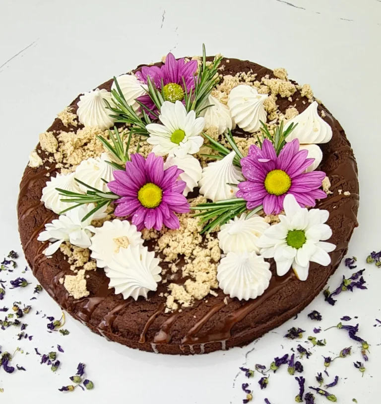 Zdjęcie ciasta czekoladowego z chałwą - możliwe do zamówienia przez sklep cukierni Bezownia znajdującej się w Warszawie, ul. F. Joliot-Curie 11