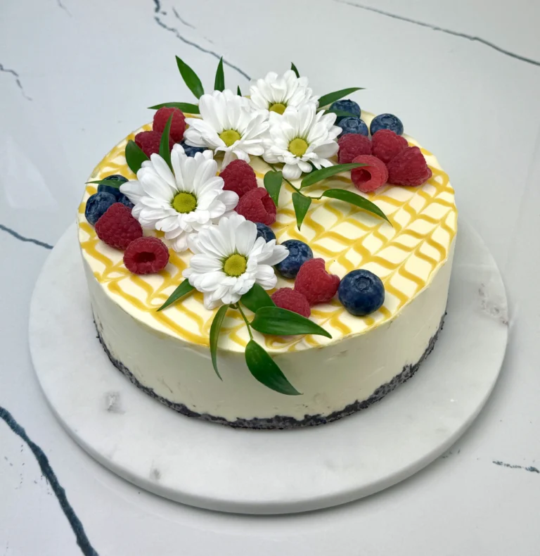 Zdjęcie przedstawia sernik na zimno z marakują możliwy do zamówienia przez sklep cukierni Bezownia znajdującej się w Warszawie, ul. F. Joliot-Curie 11