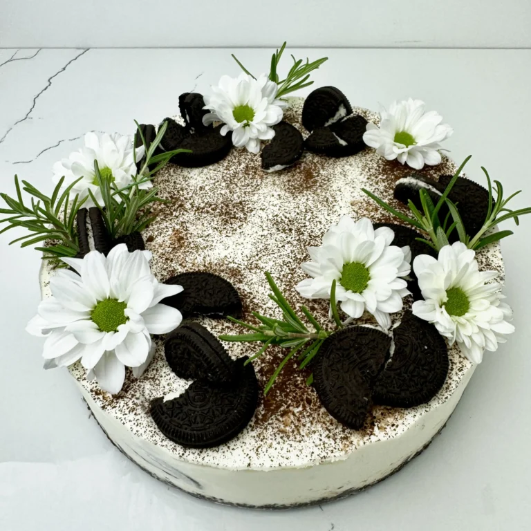 Zdjęcie przedstawia sernik na zimno z oreo możliwy do zamówienia przez sklep cukierni Bezownia znajdującej się w Warszawie, ul. F. Joliot-Curie 11