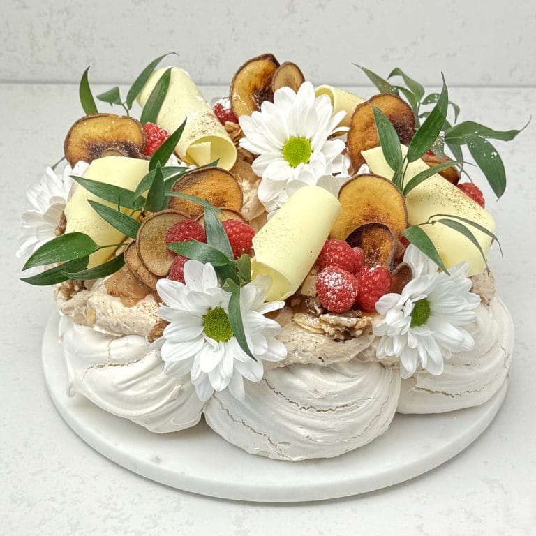 Zdjęcie przedstawia tort bezowy Pavlova , który można zamówić przez sklep cukierni Bezownia znajdującej się w Warszawie, ul. F. Joliot-Curie 11.