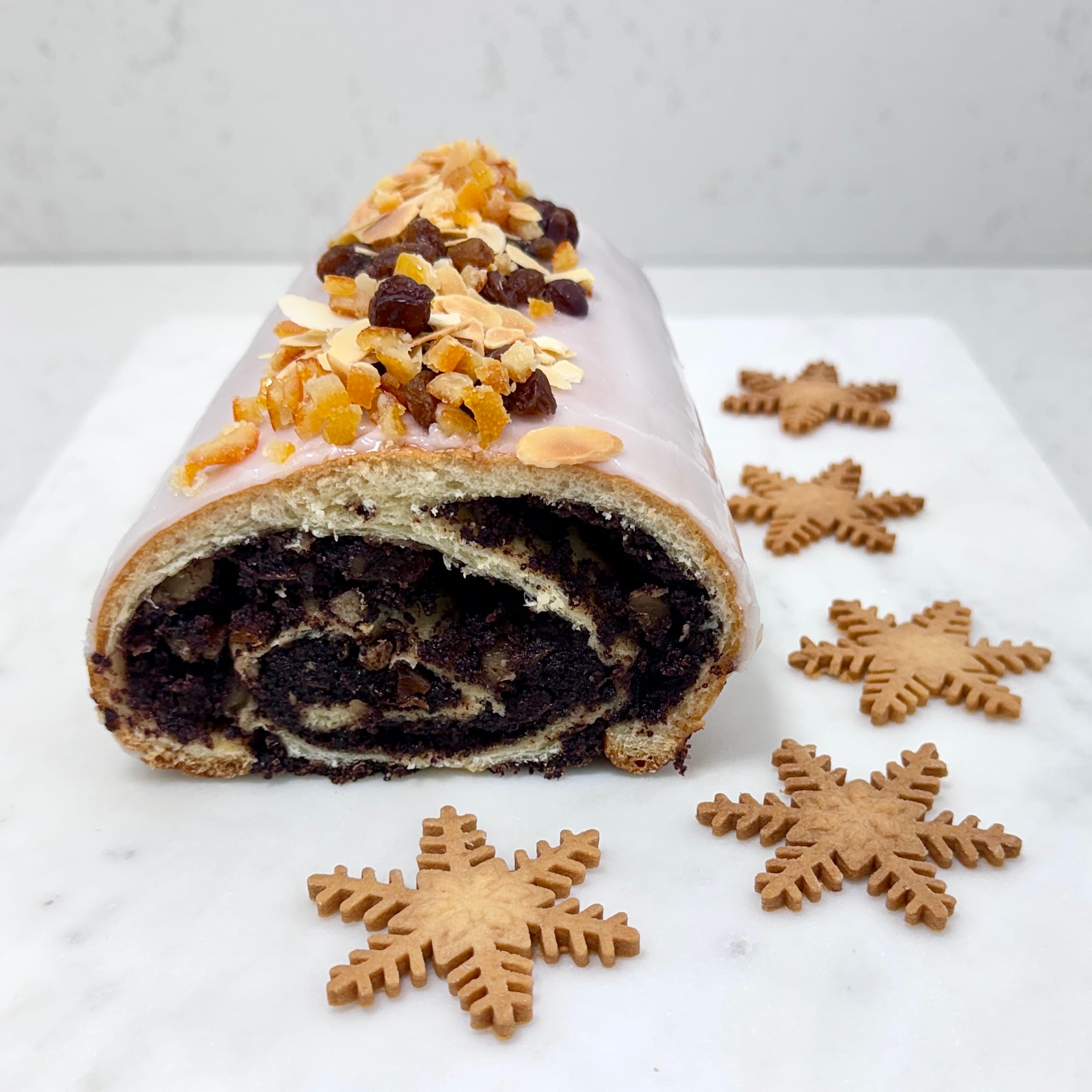 Zdjęcie przedstawia makowiec, który można zamówić przez sklep cukierni Bezownia znajdującej się w Warszawie, ul. F. Joliot-Curie 11.