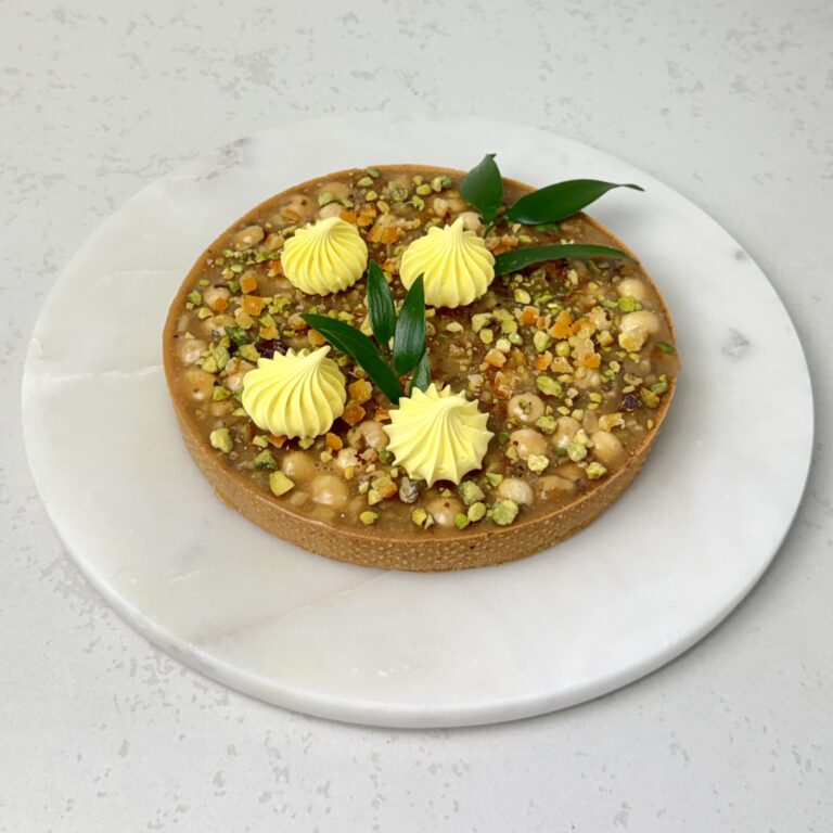 Zdjęcie przedstawia mazurek orzechowy, który można zamówić na Wielkanoc przez sklep cukierni Bezownia znajdującej się w Warszawie, ul. F. Joliot-Curie 11.