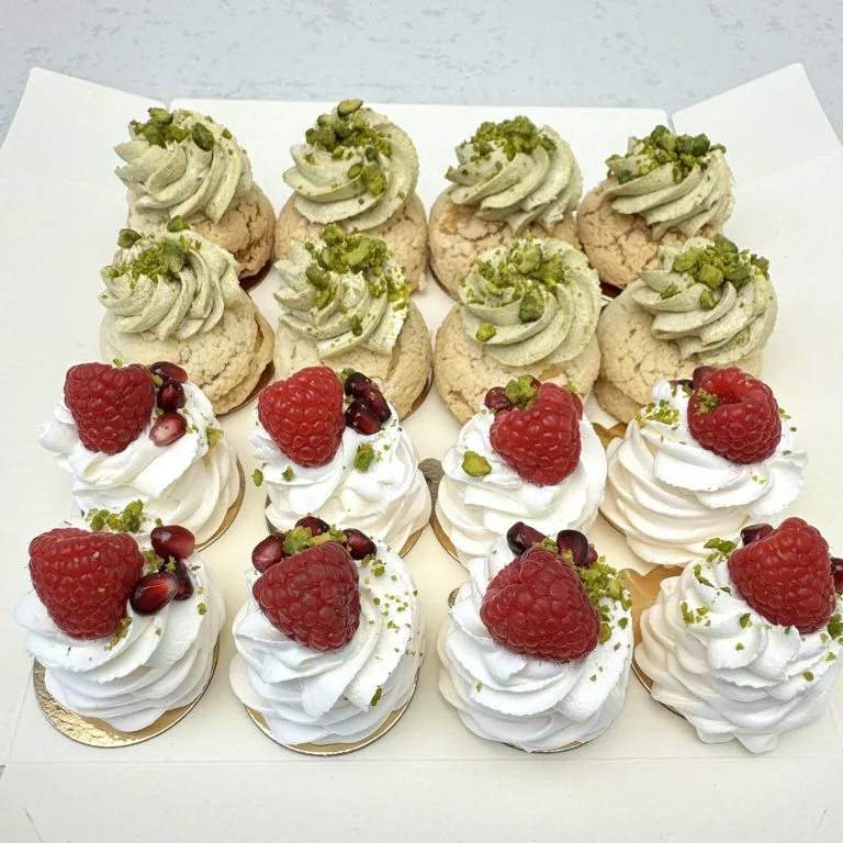 Zdjęcie przedstawia zestaw 8 mini bezików z owocami i 8 mini ptysiów - zestaw możliwy do zamówienia przez sklep cukierni Bezownia znajdującej się w Warszawie, ul. F. Joliot-Curie 11.