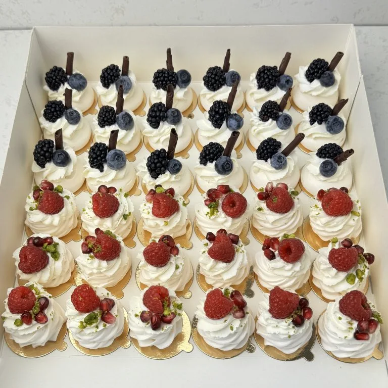 Zdjęcie przedstawia zestaw 36 mini bezików - zestaw możliwy do zamówienia przez sklep cukierni Bezownia znajdującej się w Warszawie, ul. F. Joliot-Curie 11.