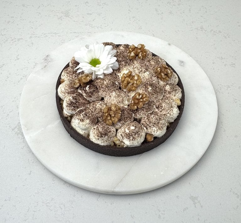 Zdjęcie przedstawia ciasto banoffee, które można zamówić w cukierni Bezownia znajdującej się w Warszawie, ul. F. Joliot-Curie 11.