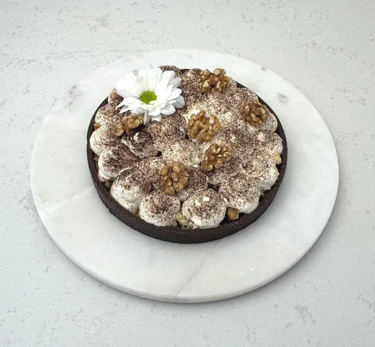 Zdjęcie przedstawia ciasto banoffee, które można zamówić w cukierni Bezownia znajdującej się w Warszawie, ul. F. Joliot-Curie 11.