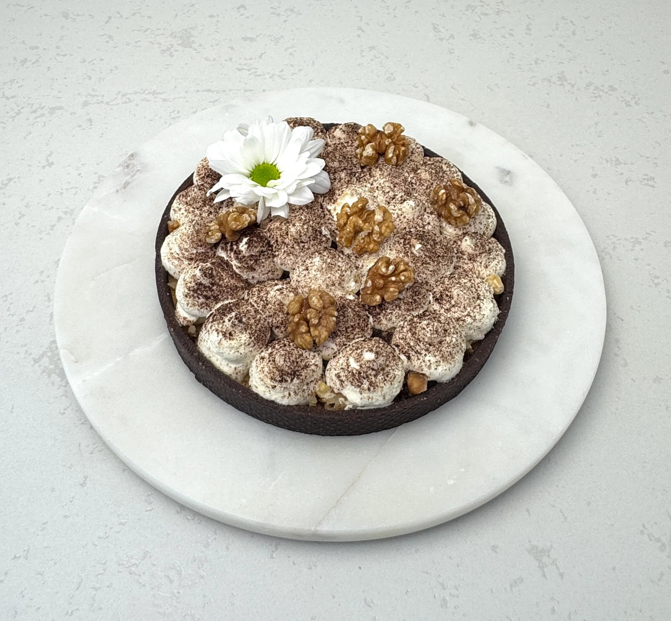 Zdjęcie przedstawia ciasto banoffee, które można zamówić w cukierni Bezownia znajdującej się w Warszawie, ul. F. Joliot-Curie 11.