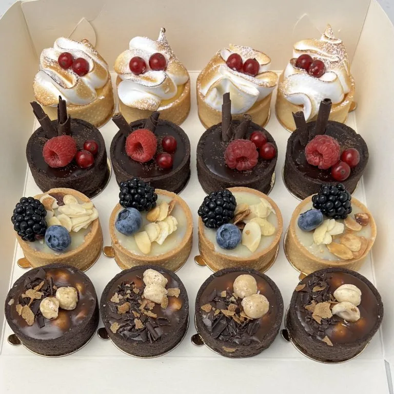 Zdjęcie przedstawia zestaw mini tartaletek - zestaw możliwy do zamówienia przez sklep cukierni Bezownia znajdującej się w Warszawie, ul. F. Joliot-Curie 11.