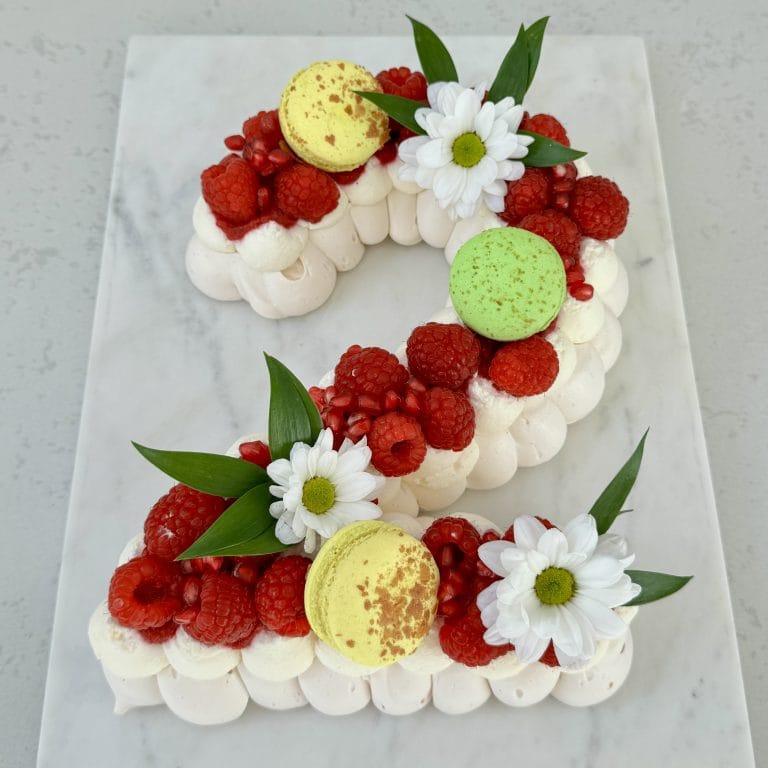 Zdjęcie przedstawia tort bezowy number cake, który można zamówić przez sklep cukierni Bezownia znajdującej się w Warszawie, ul. F. Joliot-Curie 11.