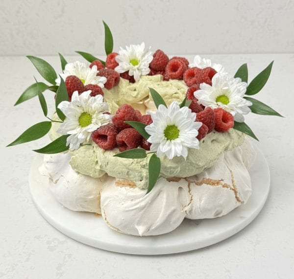 Zdjęcie przedstawia tort bezowy Pavlova , który można zamówić przez sklep cukierni Bezownia znajdującej się w Warszawie, ul. F. Joliot-Curie 11.