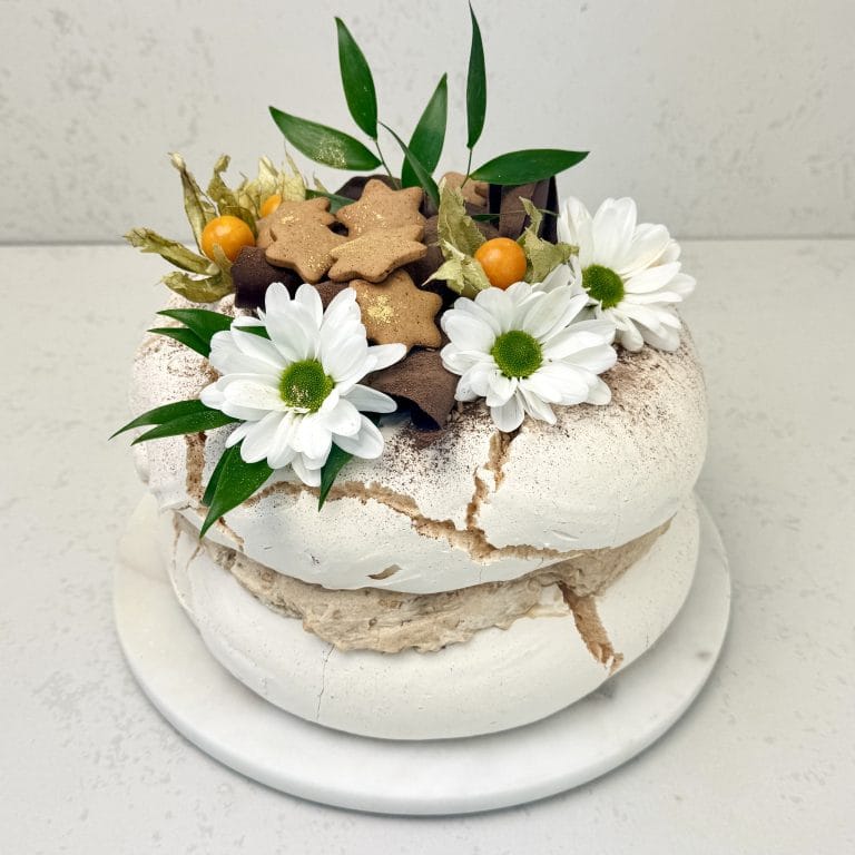 Zdjęcie przedstawia tort bezowy ROCHER w świątecznej odsłonie, który można zamówić przez sklep cukierni Bezownia znajdującej się w Warszawie, ul. F. Joliot-Curie 11.