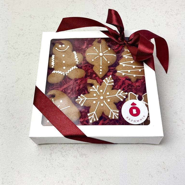 Zdjęcie przedstawia zestaw pierniczków do zawieszenia na choinkę. Zestaw można zamówić przez sklep cukierni Bezownia znajdującej się w Warszawie, ul. F. Joliot-Curie 11.