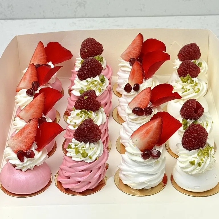 Zdjęcie przedstawia zestaw mini bezików na Walentynki. Zestaw można zamówić przez sklep cukierni Bezownia znajdującej się w Warszawie, ul. F. Joliot-Curie 11.